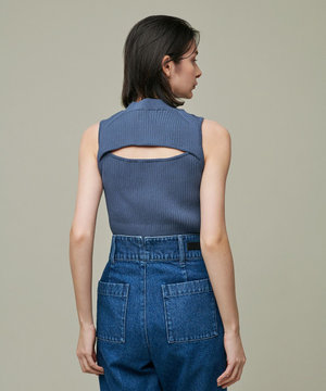 【uncrave WHITE】バックスリット ノースリーブニット