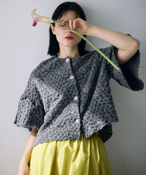  【カトリエムブーケ】Une forme bosselee ギャザーディテールボタンフロントプルオーバー