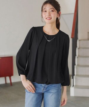  【洗える】ネックレス見えパーツ付きタックブラウス