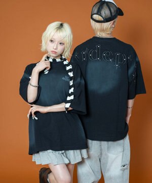  【ユニセックス着用ITEM】バックスタッズグラフィックT（SS）