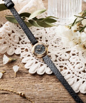  【アンティークな雰囲気】小さくて可愛い 上品でおしゃれ　電池交換不要のエコ・ドライブ