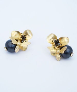  【セレモニーにも/コットンパール/スワロフスキー】シュウカイドウニハチプチ ピアス（ブラック)