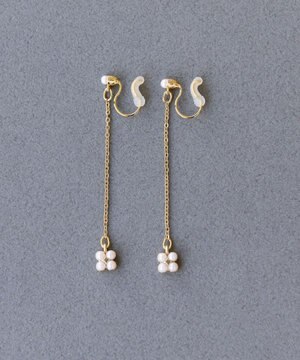  〈痛くないシリーズ/金属アレルギー対応〉タイニーフラワーロングライトフィットイヤリング　チェーン/小粒パール/揺れるイヤリング