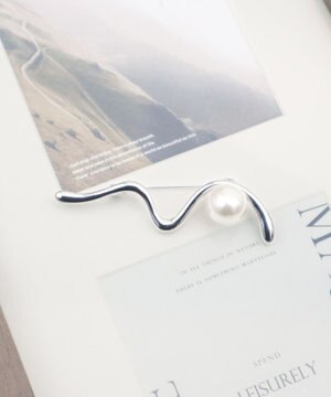  パール付きニュアンスウェーブブローチ