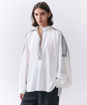  AXI / 刺繍ステッチ ドルマンスタンドブラウス