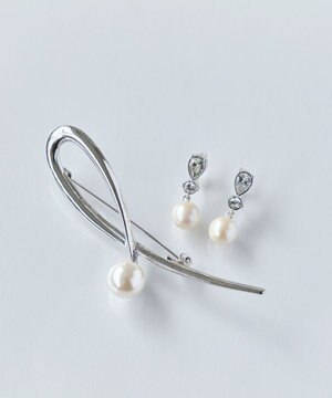  <オンワード限定セット>ルナドロップパールイヤリング×スタイリッシュクロスカーブパールブローチ