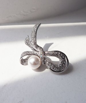  リボンブローチ