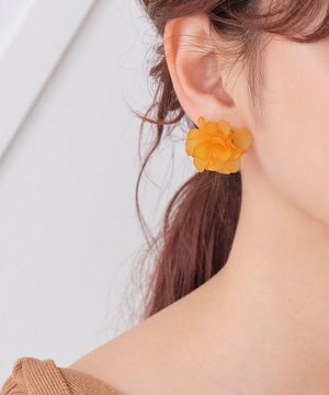  マーガレットフラワーカラーピアス　イエロー