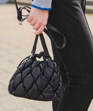  キルティング巾着ショルダーバッグ