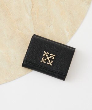  《soeru》モノグラムプレート三つ折りウォレット(SO-397)