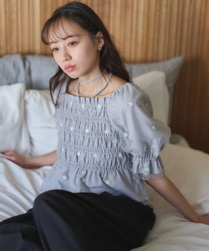 フラワー刺繍シャーリングプルオーバー