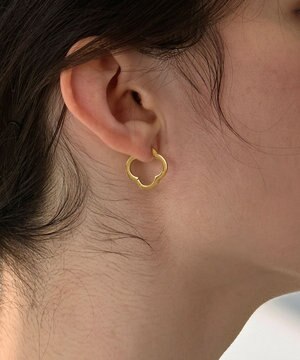  【金属アレルギー対応】フラワーワンタッチフープピアス　ゴールド/サージカルステンレス