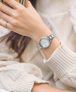  【電池交換不要のソーラーテックウオッチ】メイクアップをテーマにした軽やかでカジュアルな替えバンド付きモデル