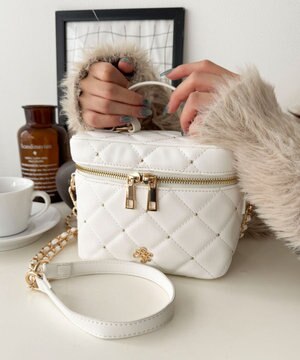  メタルパーツキルティングバニティショルダー