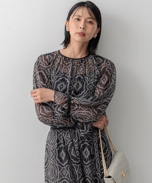  【洗える】オーナメントプリント ブラウス