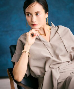  【洗える/接触冷感/速乾/UVケア対応】BATEAU / Vネックバックギャザーハーフスリーブブラウス