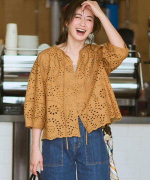  【先行予約/見上愛さん着用】カットワークエンブロイダリー 2WAYブラウス