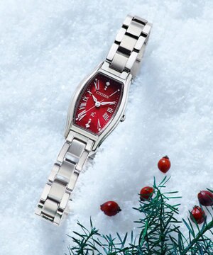  【数量限定モデル】レッドの文字板が印象的な電池交換不要トノー型ウオッチ