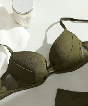 胸もとフィットをリボンでキープ リボンブラ