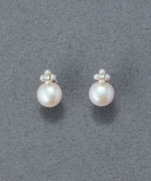  〈金属アレルギー対応〉タイニーフラワーパールセラミックポストピアス　お花モチーフ/小粒パール