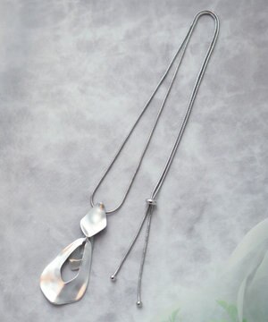  変形メタルフレームネックレス