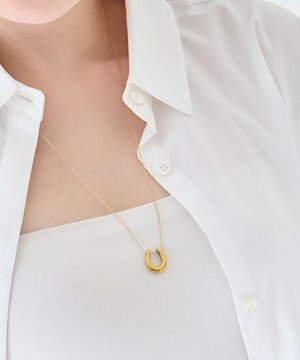  〈金属アレルギー対応〉メタリックホースシューネックレス　ゴールド　ステンレス/馬蹄/蹄鉄/ラッキーモチーフ/ギフト/プレゼント/大ぶり