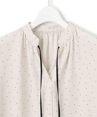 23区 L 【洗える】バックサテンアムンゼン ドットプリント リボン付き スキッパー ブラウス アイボリードット