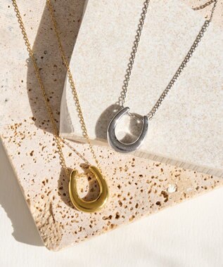 Phoebe 〈金属アレルギー対応〉メタリックホースシューネックレス　ゴールド　ステンレス/馬蹄/蹄鉄/ラッキーモチーフ/ギフト/プレゼント/大ぶり ゴールド