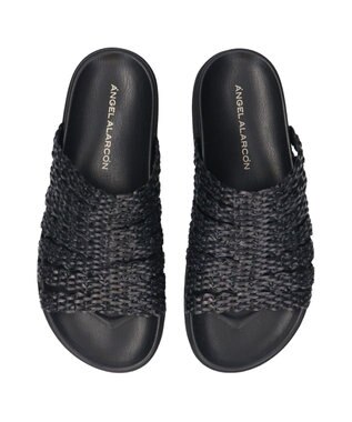 INTER-CHAUSSURES 【ANGEL ALARCON】フットベッドラフィアサンダル ブラック雑材