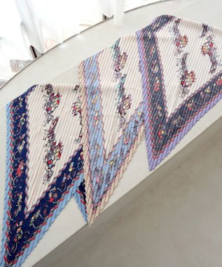 Tiaclasse プリーツスカーフ ブルー