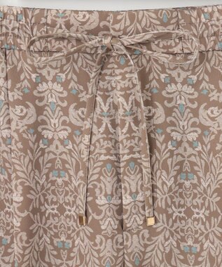 自由区 【洗える】ダマスクフローラルプリントテーパード パンツ モカ