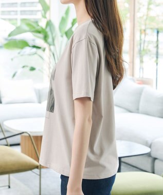 Tiaclasse 【おのののかさん着用】「サマケア」グラフィックプリントTシャツ グレージュ