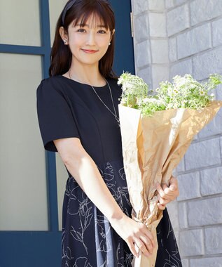 Tiaclasse 【小倉優子さん着用・新色追加・洗える】モノトーンフラワープリントワンピース ネイビー×ネイビー