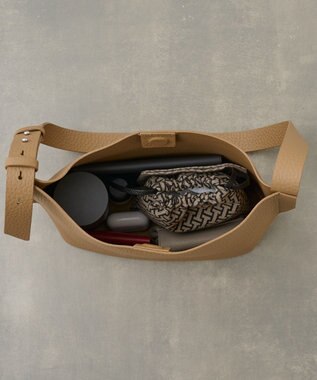 IACUCCI ルオータ ミディアムショルダー ALCE キャメル