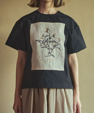 muuc つゆ草刺繍半袖プルオーバー〈日本製・上質な天然素材・遠州織物〉〈繊細なオリジナル花刺繍〉〈ゆったりフリーサイズ〉〈上品な大人の布帛Tシャツ〉 ブラック