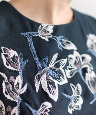 muuc 〈遠州織物の工場で織られた上質なコットン生地〉モクレン刺繍 後ろファスナー有り ノーカラー ノースリーブ ウエスト切り替えワンピース（セットアップ可能） ネイビー×グレー