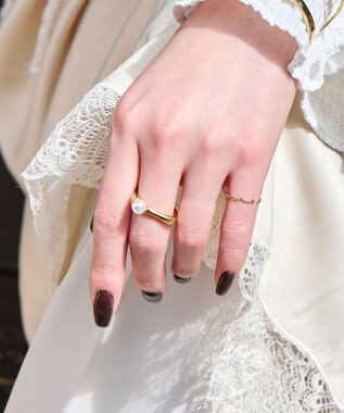 Phoebe ≪雑誌掲載≫〈金属アレルギー対応〉ラスターフレームパールカフリング　ゴールド/ステンレス/大ぶり/存在感◎/主役級/変形