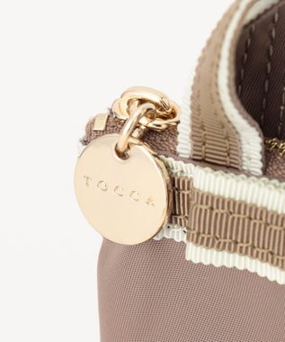 TOCCA 【新色に大人なベージュカラーが追加！】BICOLOR RIBBON MINI CHARM ミニチャームポーチ ベージュ系