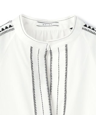 BEIGE， AXI / 刺繍ステッチ ドルマンスタンドブラウス Ecru