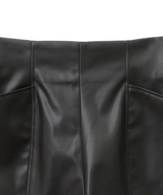 earth music&ecology シンセティックレザーショートパンツ Black