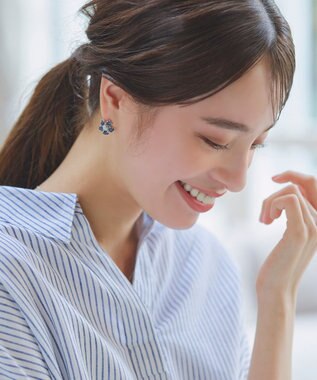 Tiaclasse カラーフラワーピアス ネイビー×シルバー