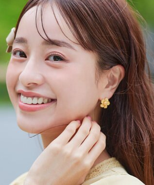Tiaclasse カラーフラワーピアス イエロー×ゴールド