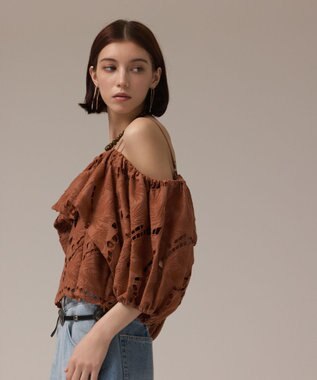GRACE CONTINENTAL カットワークオフショルトップ ブラウン