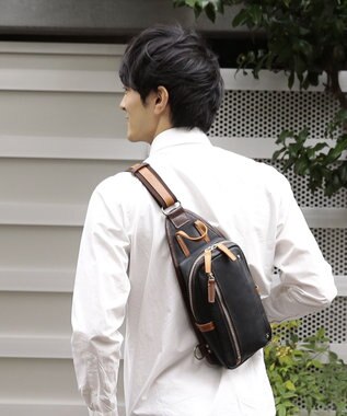 UNBILLION Otias シュリンクレザーオイル仕上げタテ型ボディバッグ ブラック