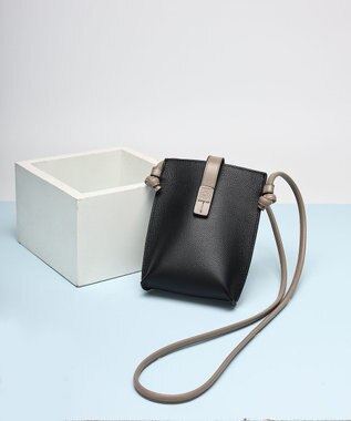 style code 【PADMA/パドマ】ベルトデザイン　シュリンクレザーマルチポシェット ブラック×グレージュ