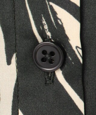 自由区 【カタログ掲載・洗える】モノトーンフラワープリント ブラウス オフｘブラック