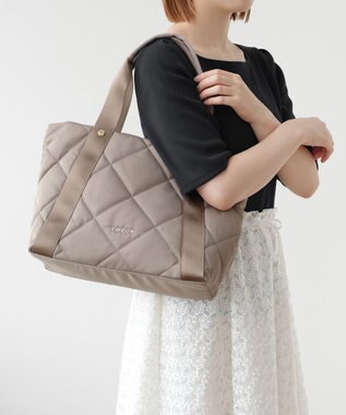 TOCCA 【撥水・A4サイズ対応】TRACE PAVE QUILT TOTE キルトバッグ ベージュ系