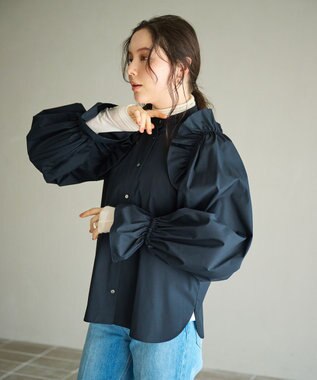 #Newans 【洗濯機可能/シワになりにくい】〈春名亜美さんコラボ〉ショルダーフリルブラウス ネイビー