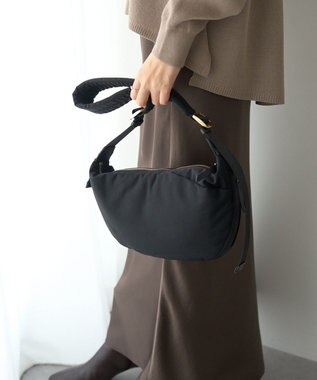 YECCA VECCA story.ハーフムーンクロスボディ Black