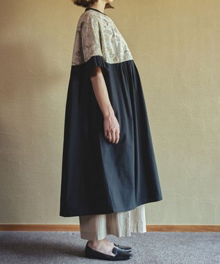 muuc 筆記帳刺繍ヨーク切り替えワンピース〈国産・muucオリジナル総柄刺繍〉〈オーガニック綿〉〈前開き・羽織にも〉〈3シーズン春夏秋〉 ベージュ